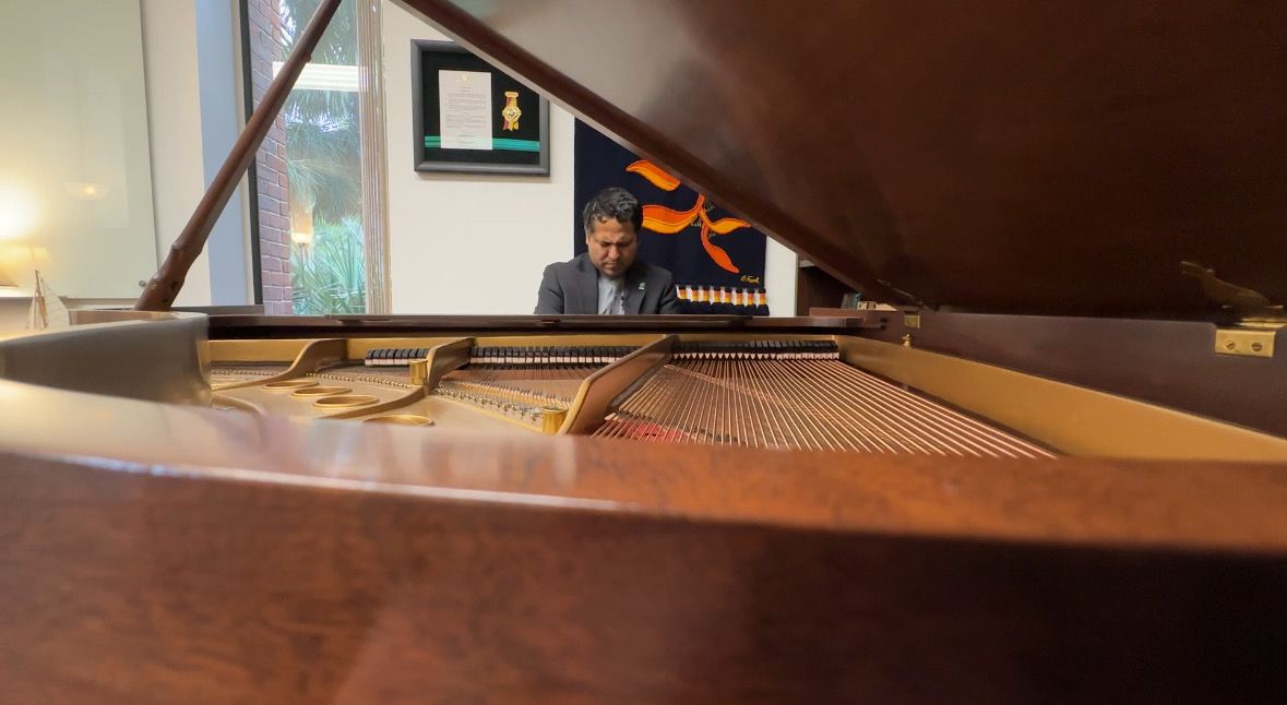 Wash­ington García teaches the next gen­er­ation of musicians at Stetson Uni­versity