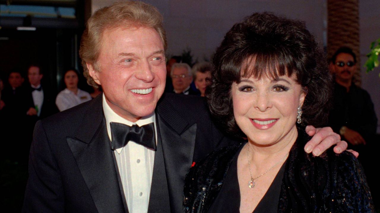 Singer Steve Lawrence, left, and his wife Eydie Gorme arrive at a black-tie gala called honoring Frank Sinatra in Las Vegas on May 30, 1998. (AP Photo/Lennox McLendon)