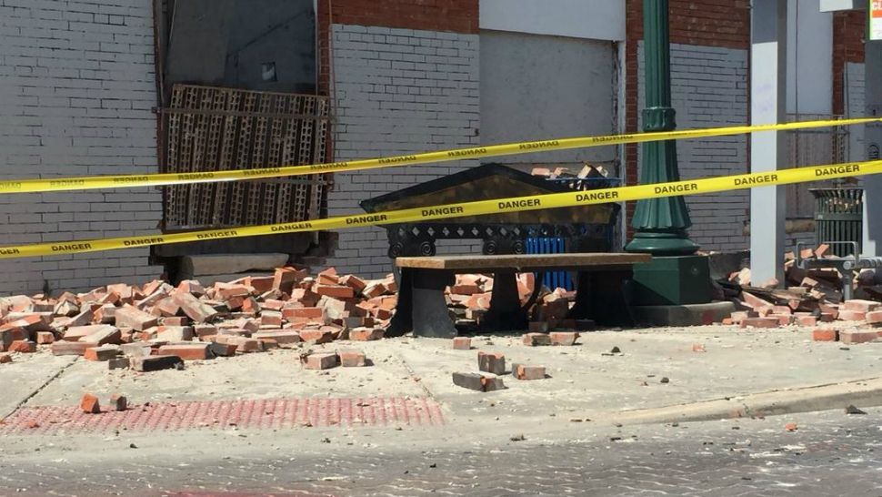 A facade in the 1500 block of East Commerce Street in San Antonio partially collapsed on April 19, 2018. (John Salazar/Spectrum News)