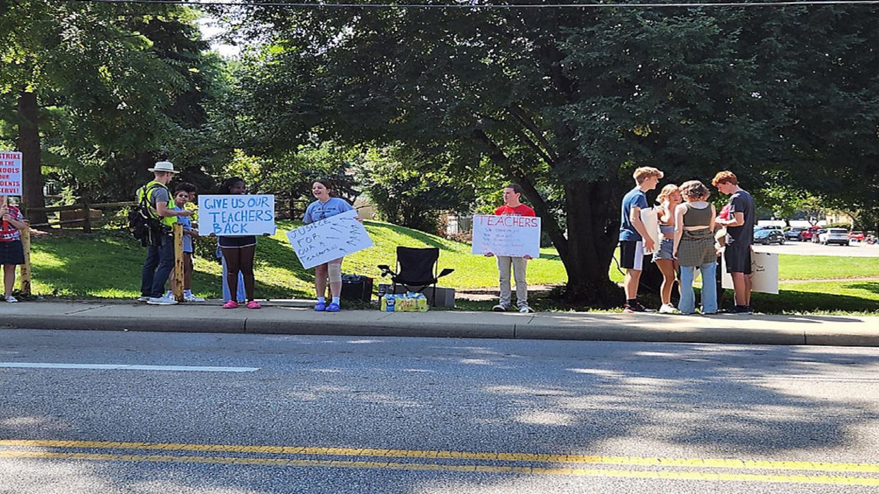 Students picketing at Whetstone High School. (Spectrum News 1/Tonisha Johnson)