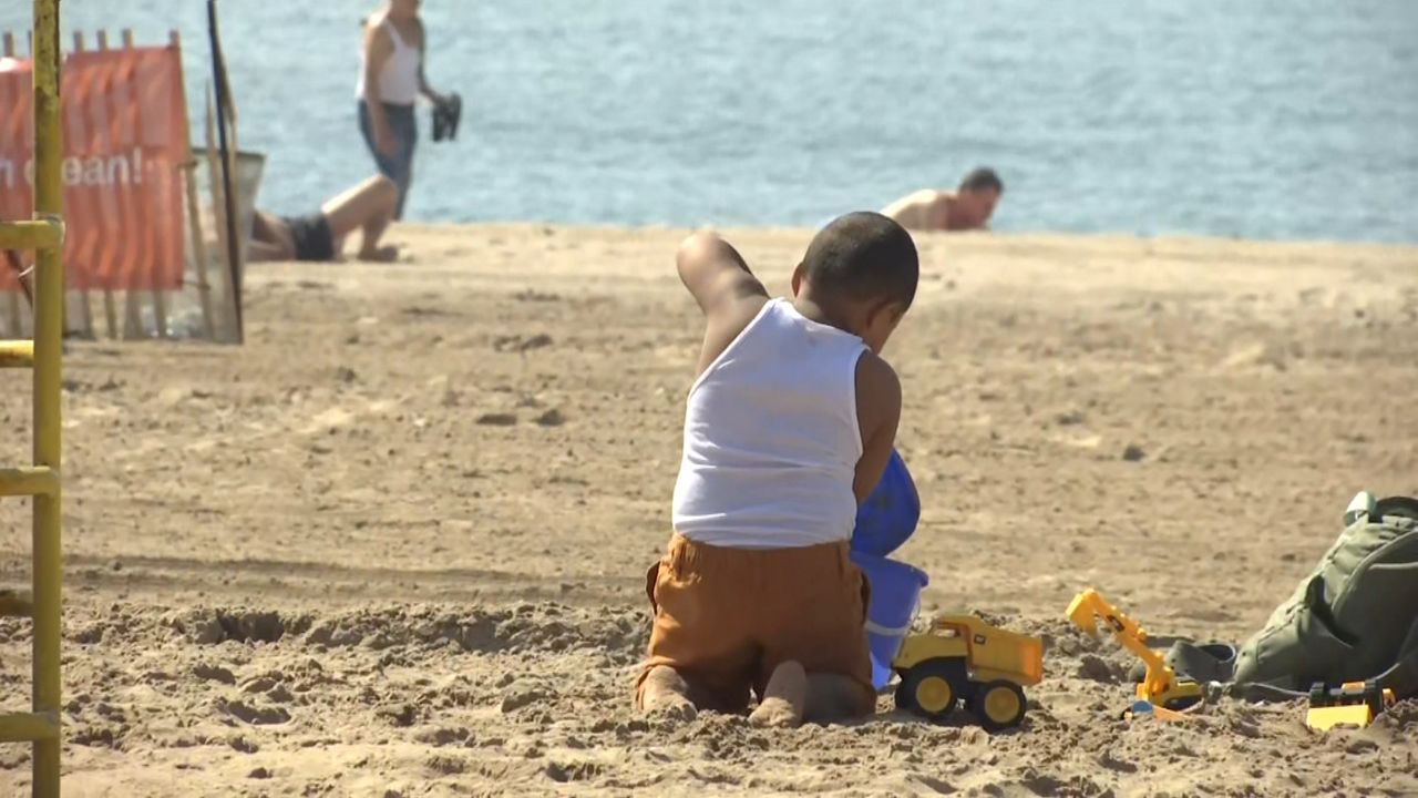 New Yorkers mitigate high temperatures on beaches