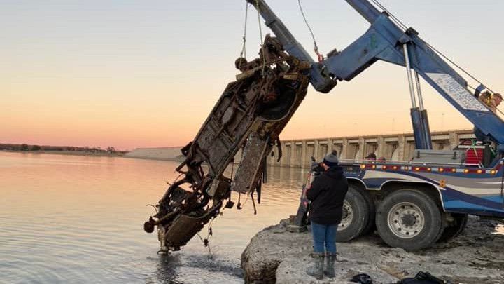 A sunken vehicle is recovered from Lake Whitney in Texas. (Bosque County Sheriff's Office/Facebook)