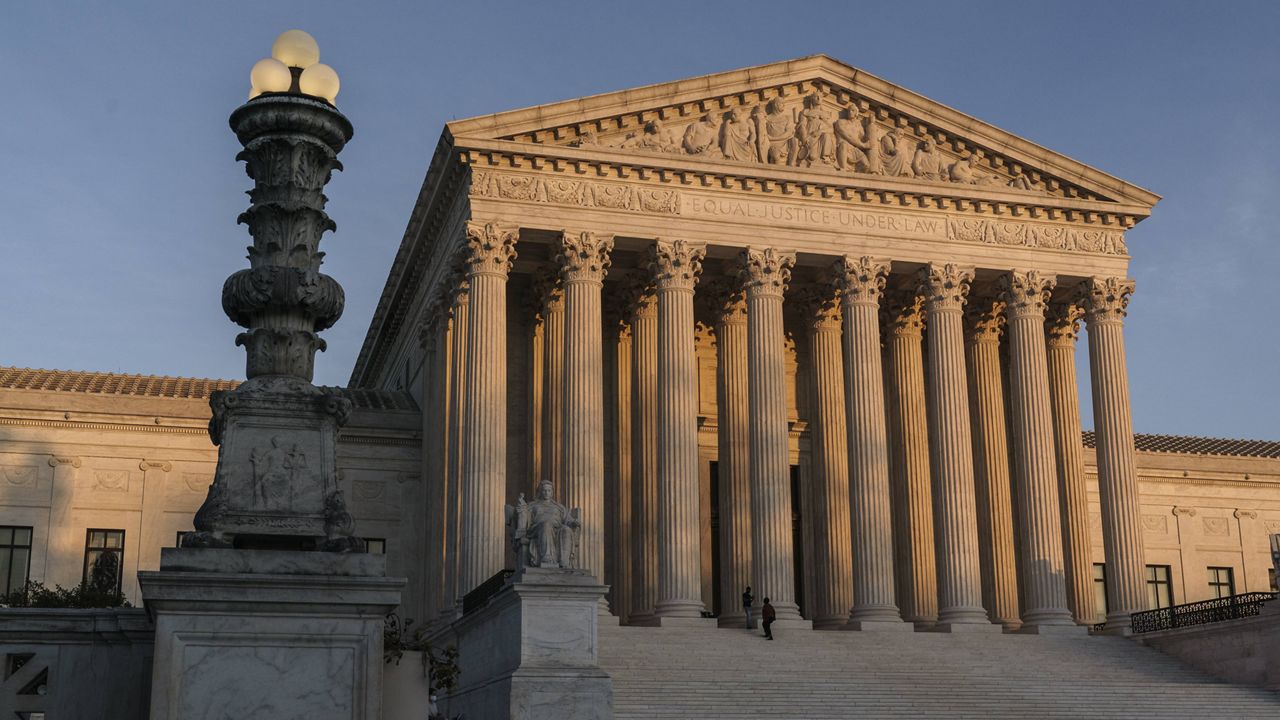 Mahkamah Agung AS mendengarkan argumen dalam kasus aborsi penting yang potensial