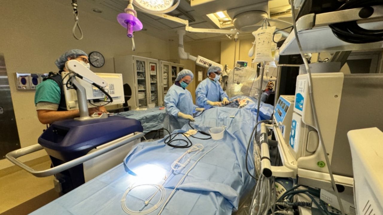 Dr. Ali Anwar Al-Mudamgha and a team of medical professionals use Farapulse in an atrial fibrillation-related surgery. (Spectrum News 1/Lacey Leonardi)