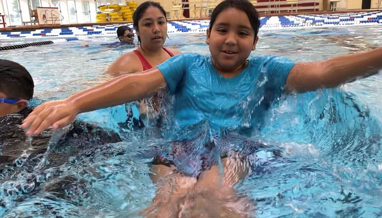 A child learns how to swim (photo credit: Adolfo Muniz/Spectrum News 1)