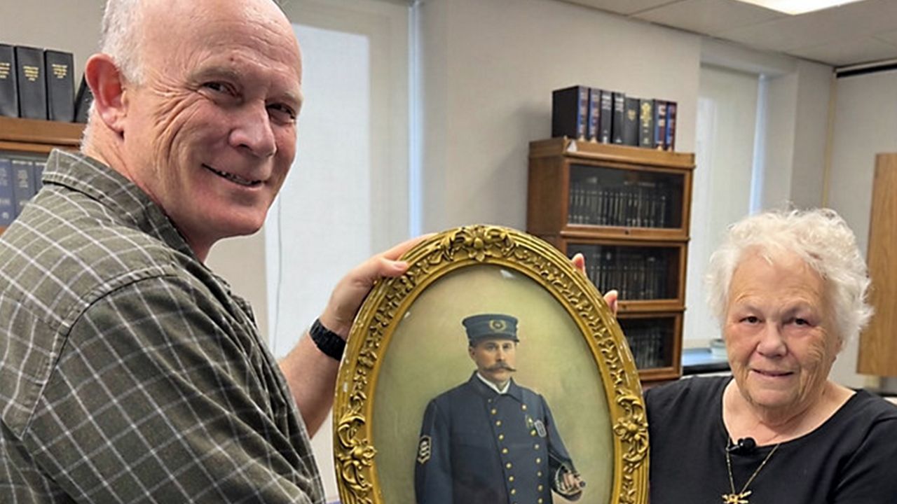 Syracuse detective reunites family with 100-year-old police portrait