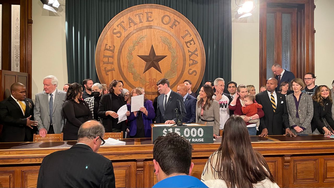 Texas Democrats push to raise teacher salaries by $15,000