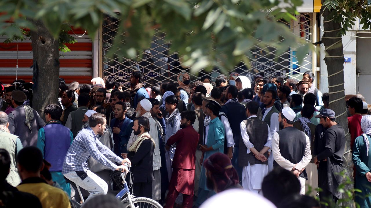 Afghans wait in long lines for hours to try to withdraw money, in front of Kabul Bank. (AP/Khwaja Tawfiq Sediqi)