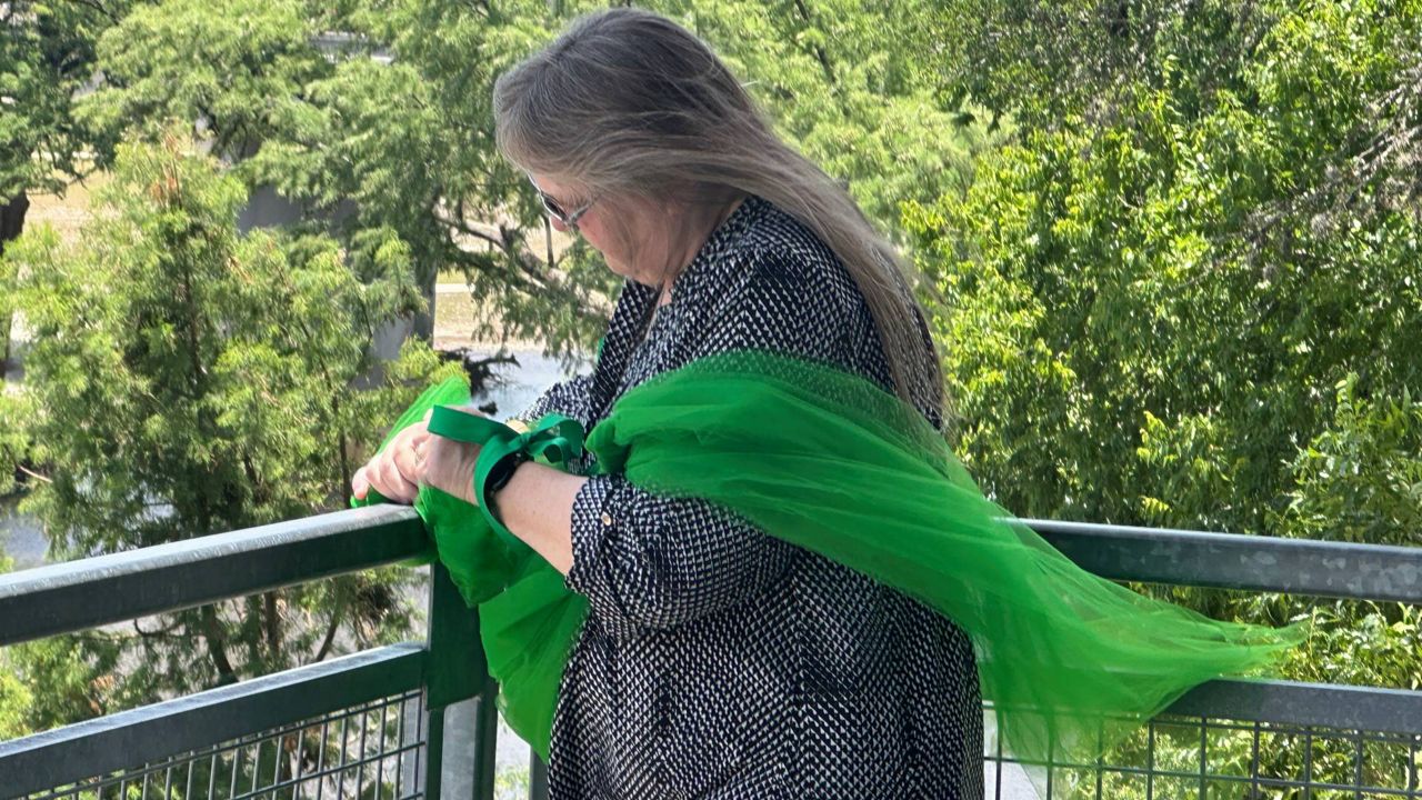 Tamra Nix is speechless over the loss of life due to the devastating flooding but finds purpose and community with each green bow she creates. (Spectrum News)