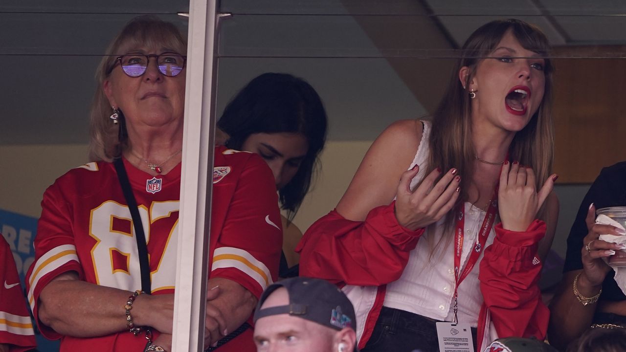 Taylor Swift sees Travis Kelce, Chiefs play Chicago Bears
