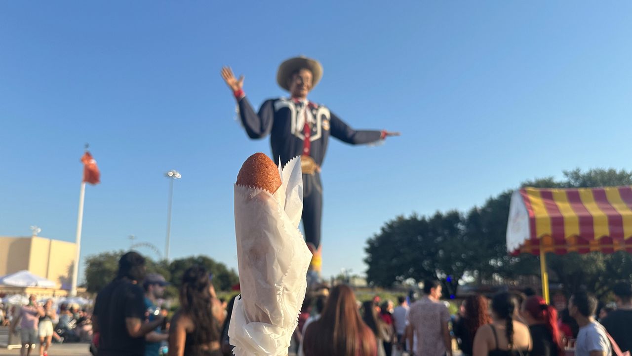 Fletcher's Original Corny Dog in front of Big Tex. (Spectrum News 1/Kaila Garrett)