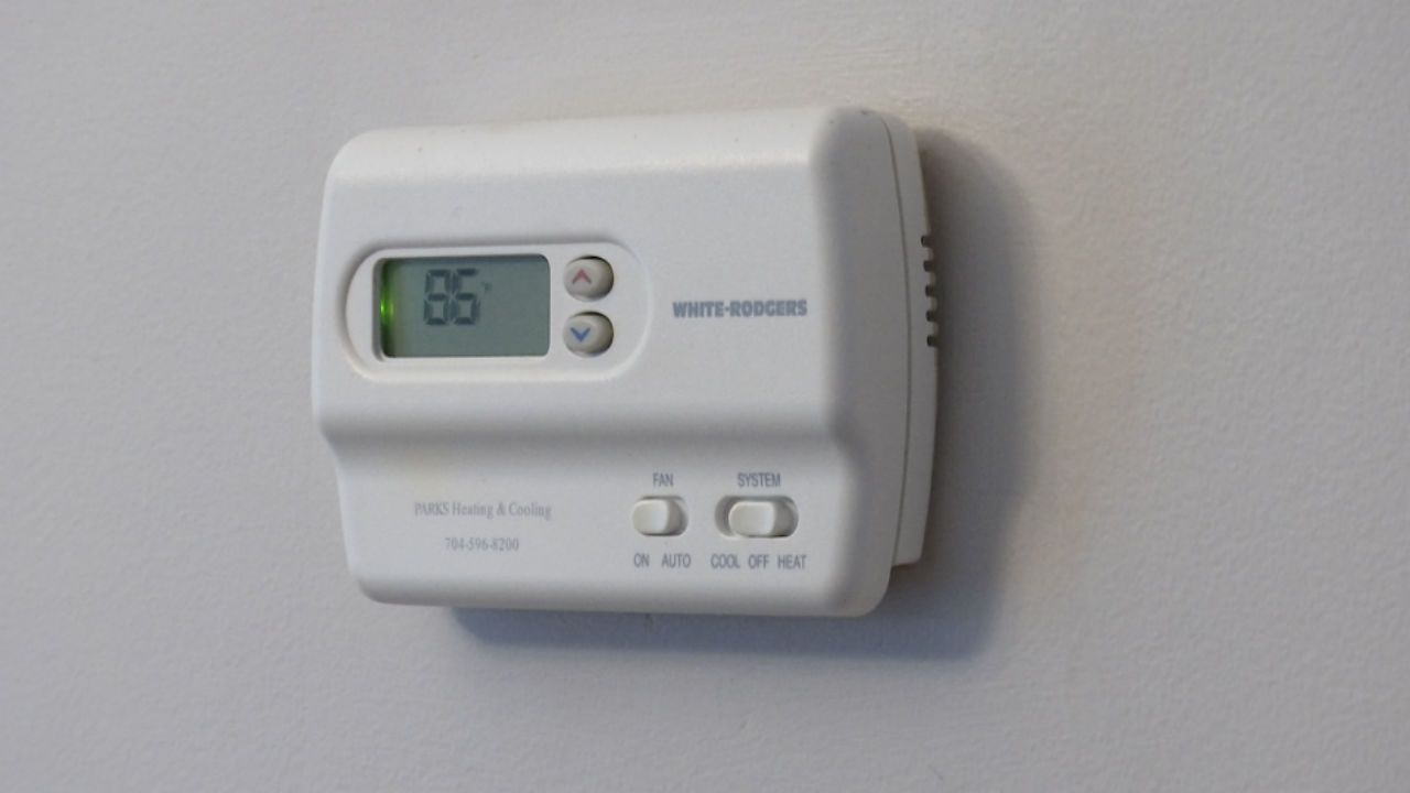 A white thermostat on the wall reads 86 degrees Fahrenheit. (Spectrum News Images)