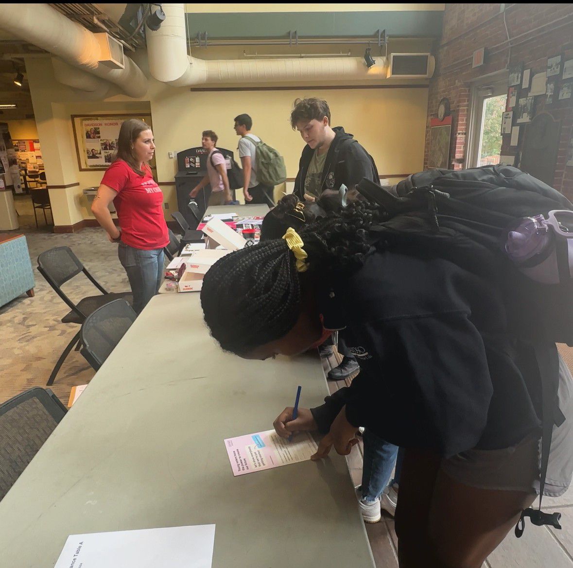 Davidson College student Sophia Ludt is helping other students register to vote. (Spectrum News 1/Jennifer Roberts)