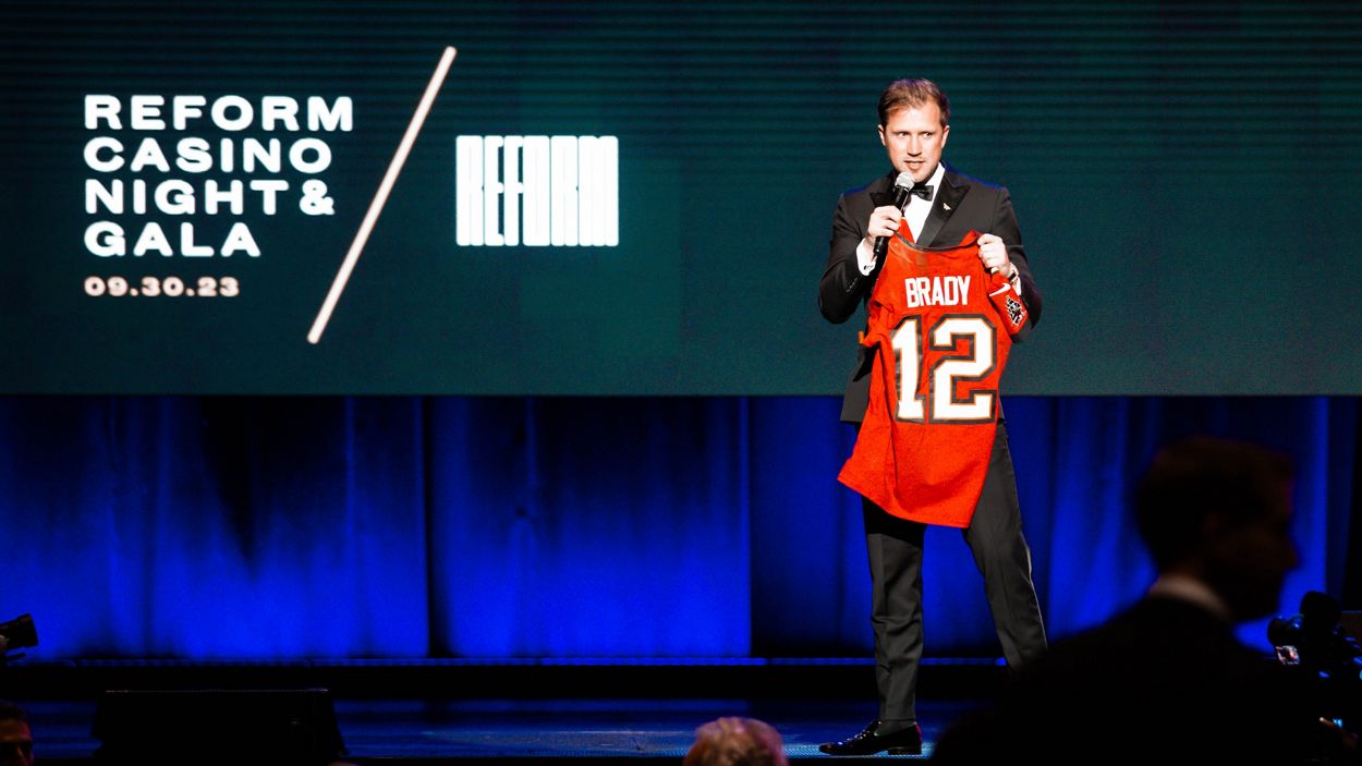 Brady sets single-season jersey sales record