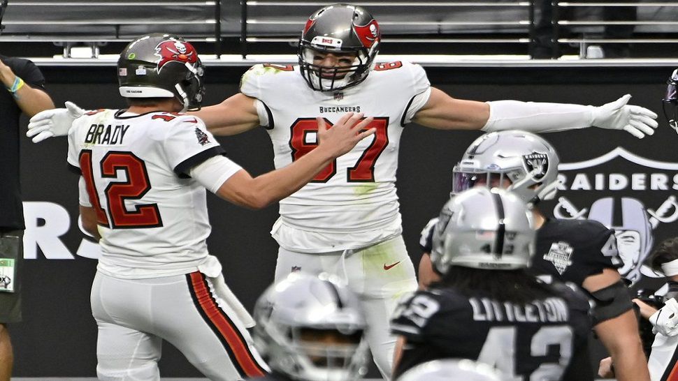 Brady's Four Touchdown Passes Lead Bucs Past Raiders, 45-20