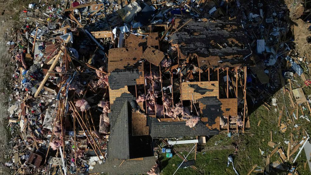 Vista aérea de una casa destruida, en London, Kentucky, tras el paso de una fuerte tormenta por la zona. 