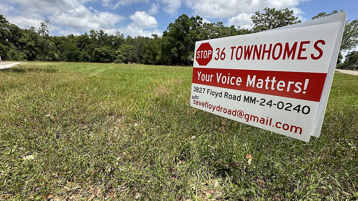 One of the many signs protesting the development of townhomes along Floyd Road in Tampa. (Spectrum News/Randy Levine)