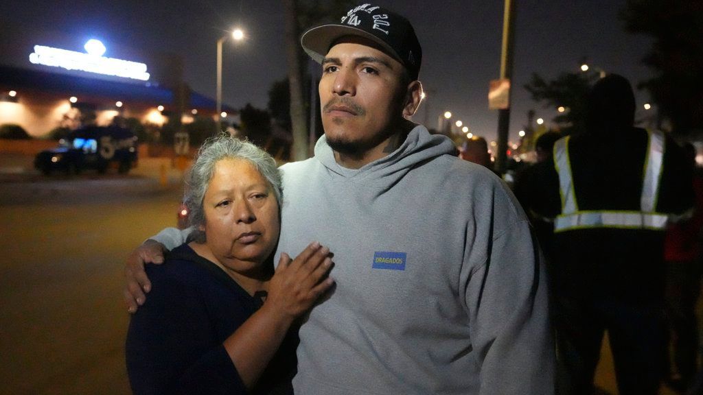 María Orozco abraza a su hijo, Oraldo Orozco, uno de sus tres hijos que quedaron atrapados cuando trabajaban en el túnel colapsado en Los Ángeles.