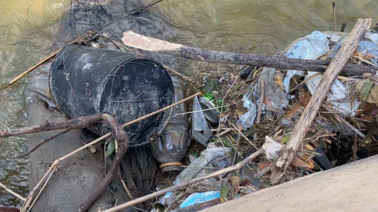 Rain leaves trash along San Antonio river