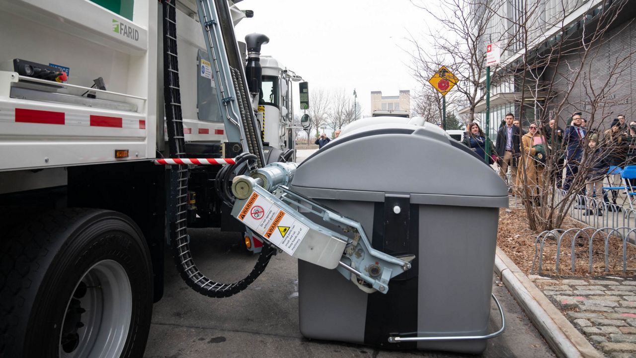 城市公布了新侧边装载垃圾车的原型设计