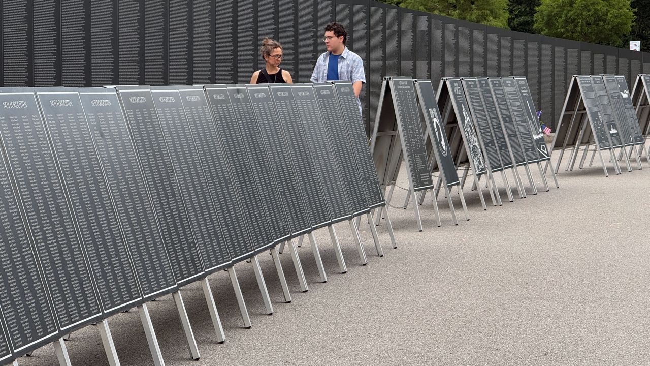 Traveling veterans tribute wall arrives in Kentucky for weekend display