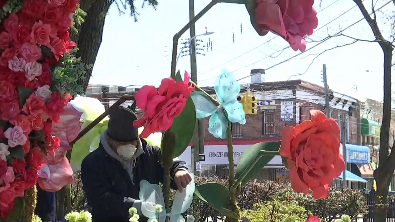 Vecinos de Queens honran a víctimas del COVID-19