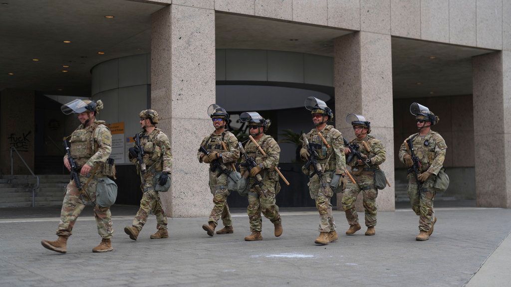 Efectivos de la Guardia Nacional y vehículos blindados llegan a Los Ángeles.