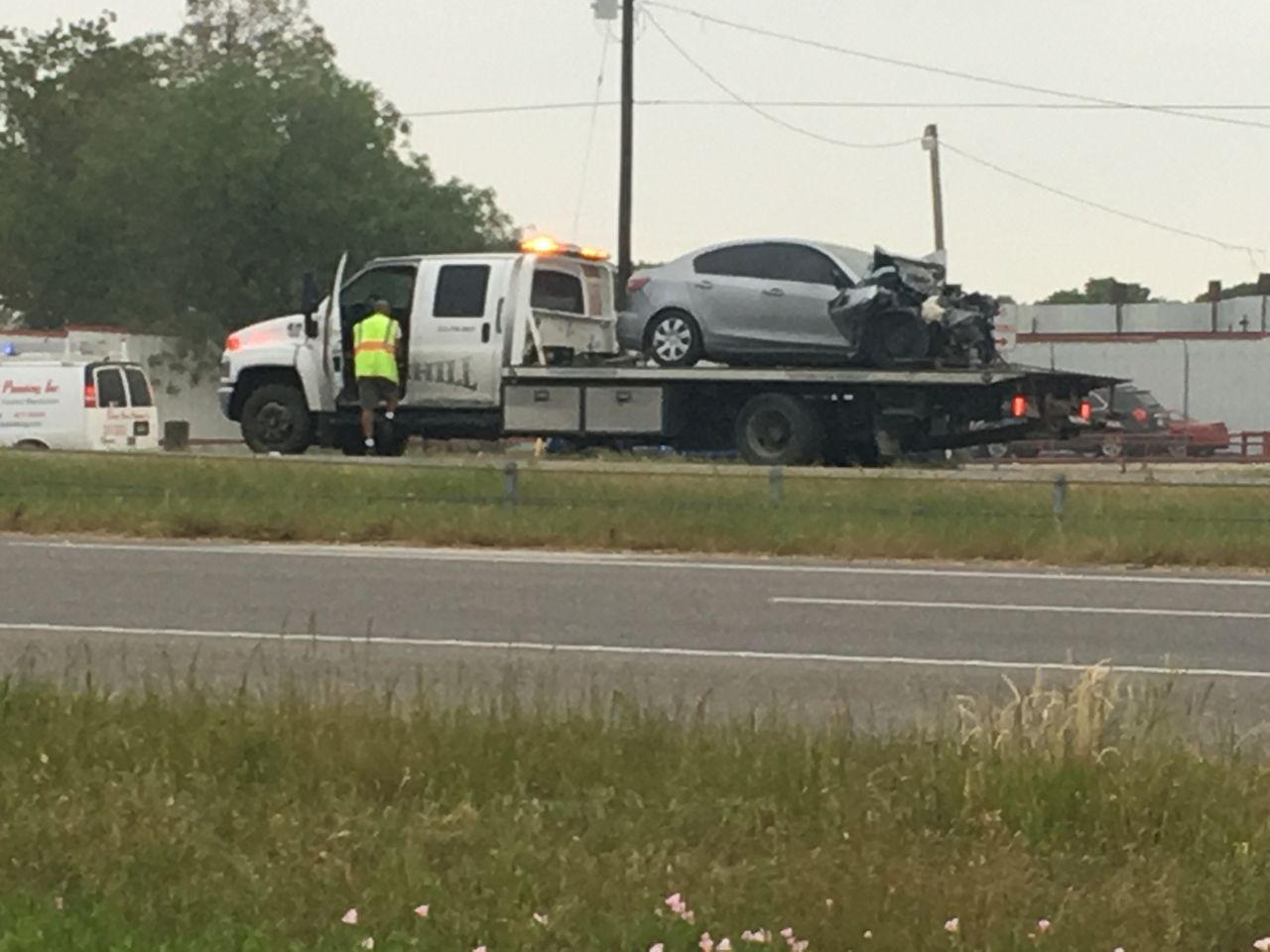 Photo of wrecked car being towed from crash (Spectrum News)