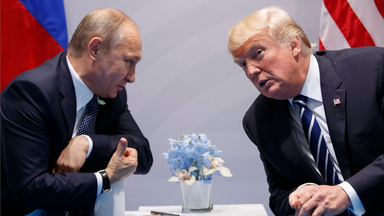 El presidente Donald Trump junto a su homólogo ruso Vladimir Putin en la Cumbre del G-20 en Hamburgo, el 7 de julio de 2017. 