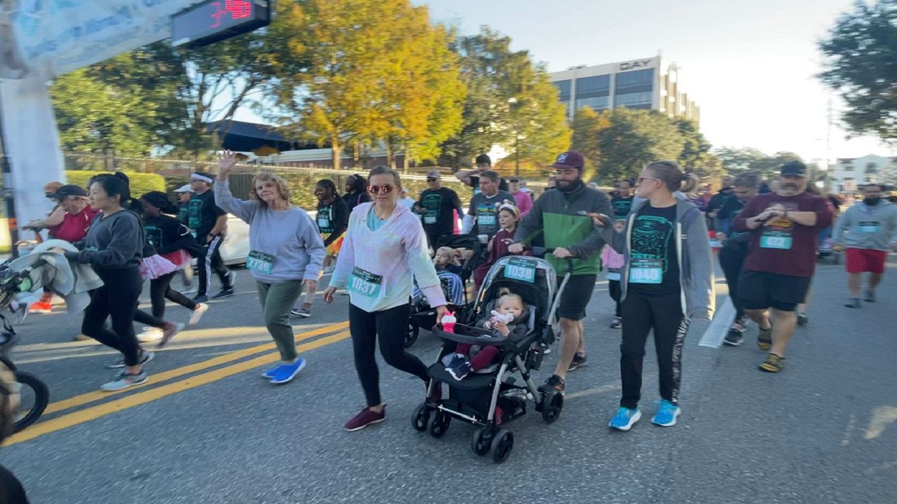 Thousands Trot in Downtown Orlando For Annual Turkey Trot
