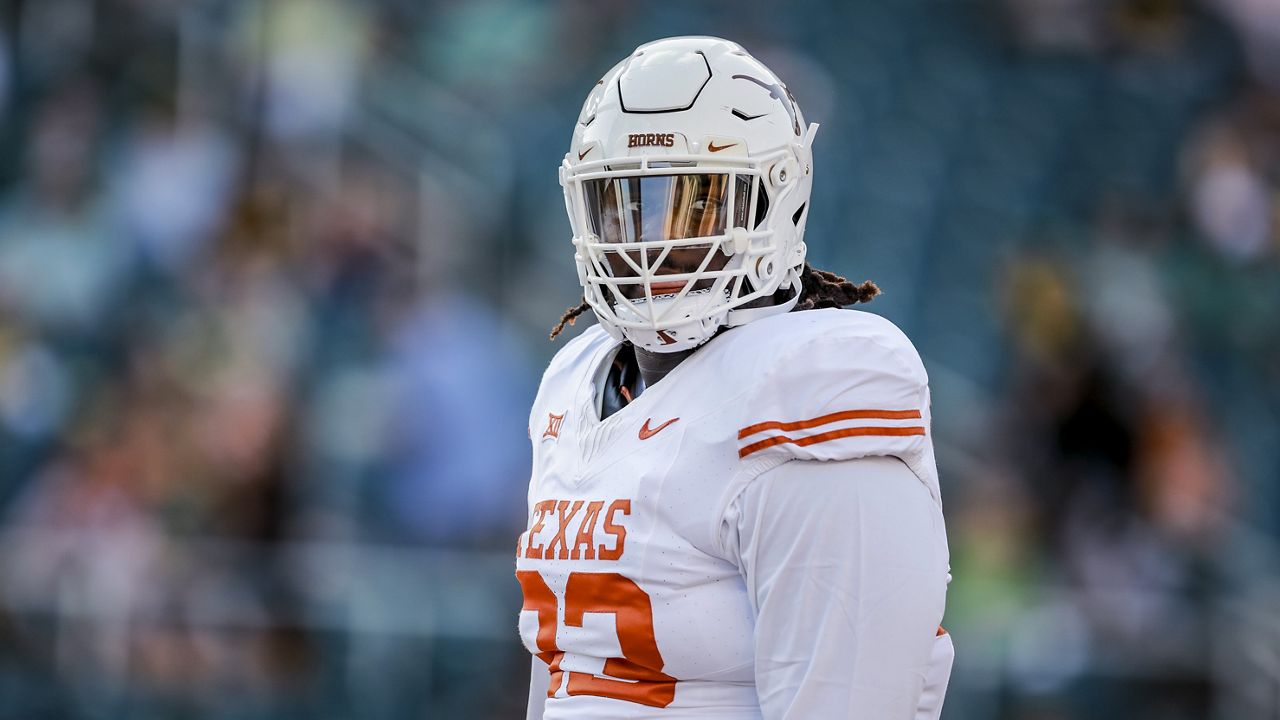 [Image: tvondre_sweat_texas_football_UT_AP]