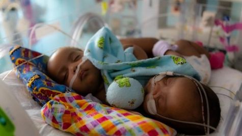 Amie Lynn and Jamie Lynn in the Cook Children's Hospital NICU. (Cook Children's Checkup Newsroom)