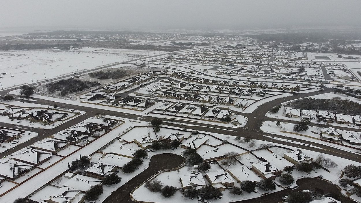Drone footage of snow across a San Antonio neighborhood. (Photo by Jesus Soliz)