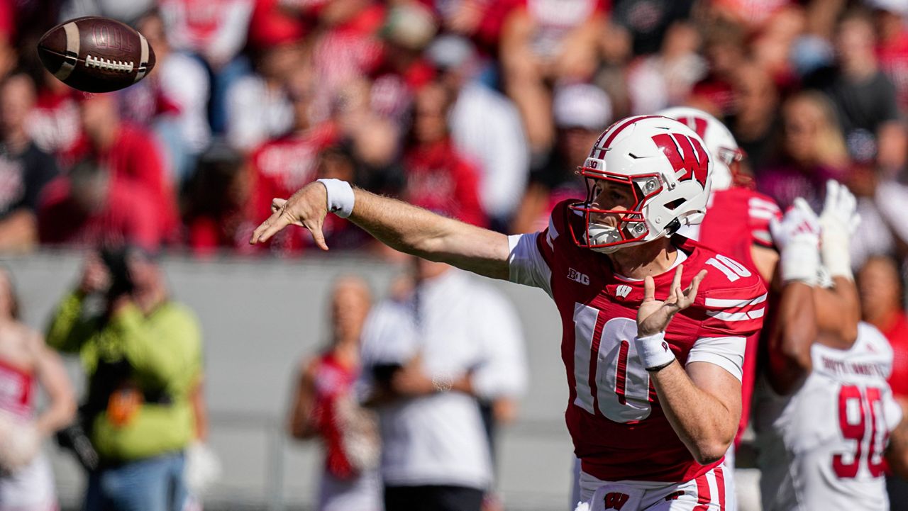 Wisconsin quarterback Tyler Van Dyke 