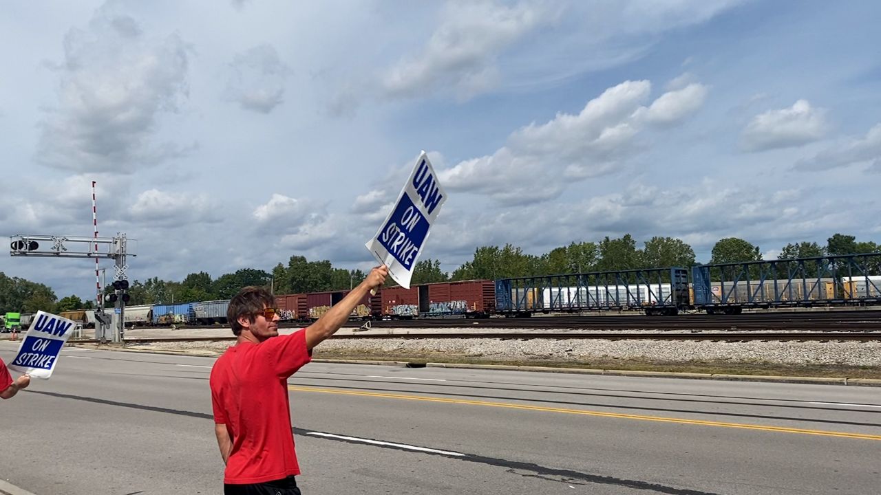 Strikers outside the Toledo Assembly Plant (Chloe MaGill)