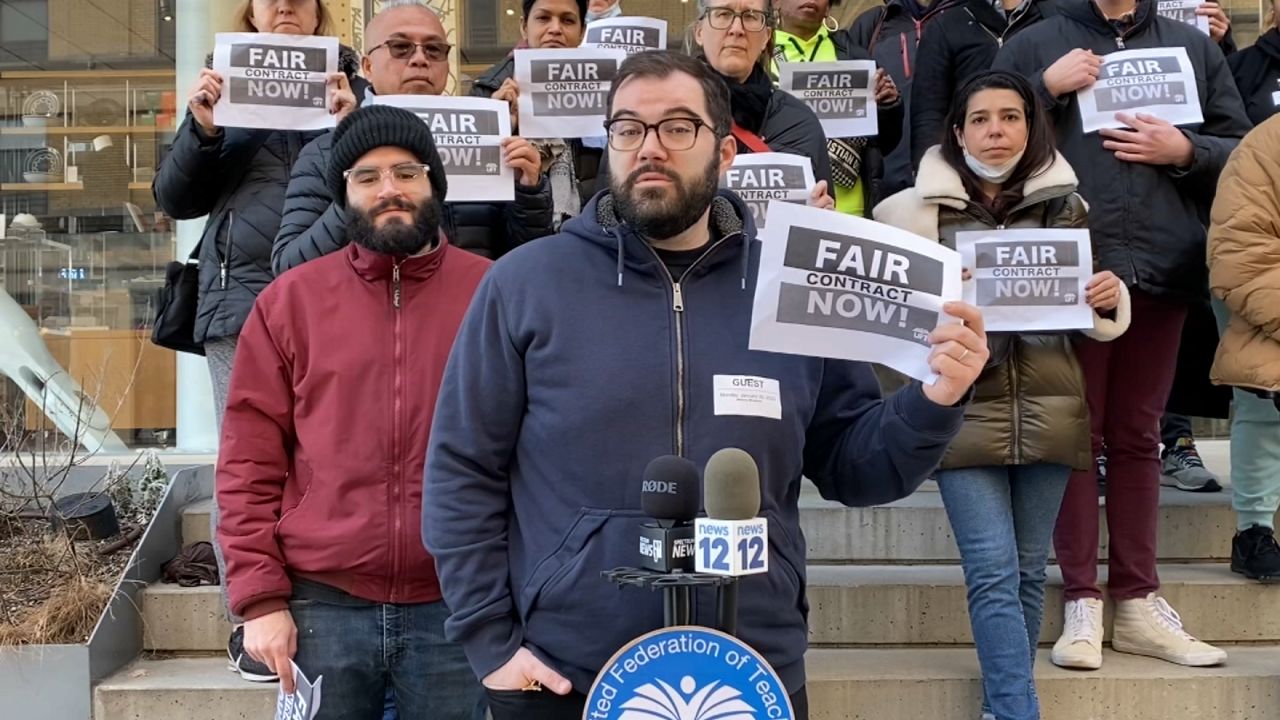 Teachers union holds contract 'teachin'