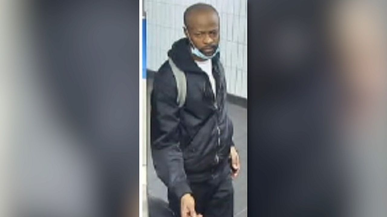 NYPD: Man shot on subway during attempted robbery