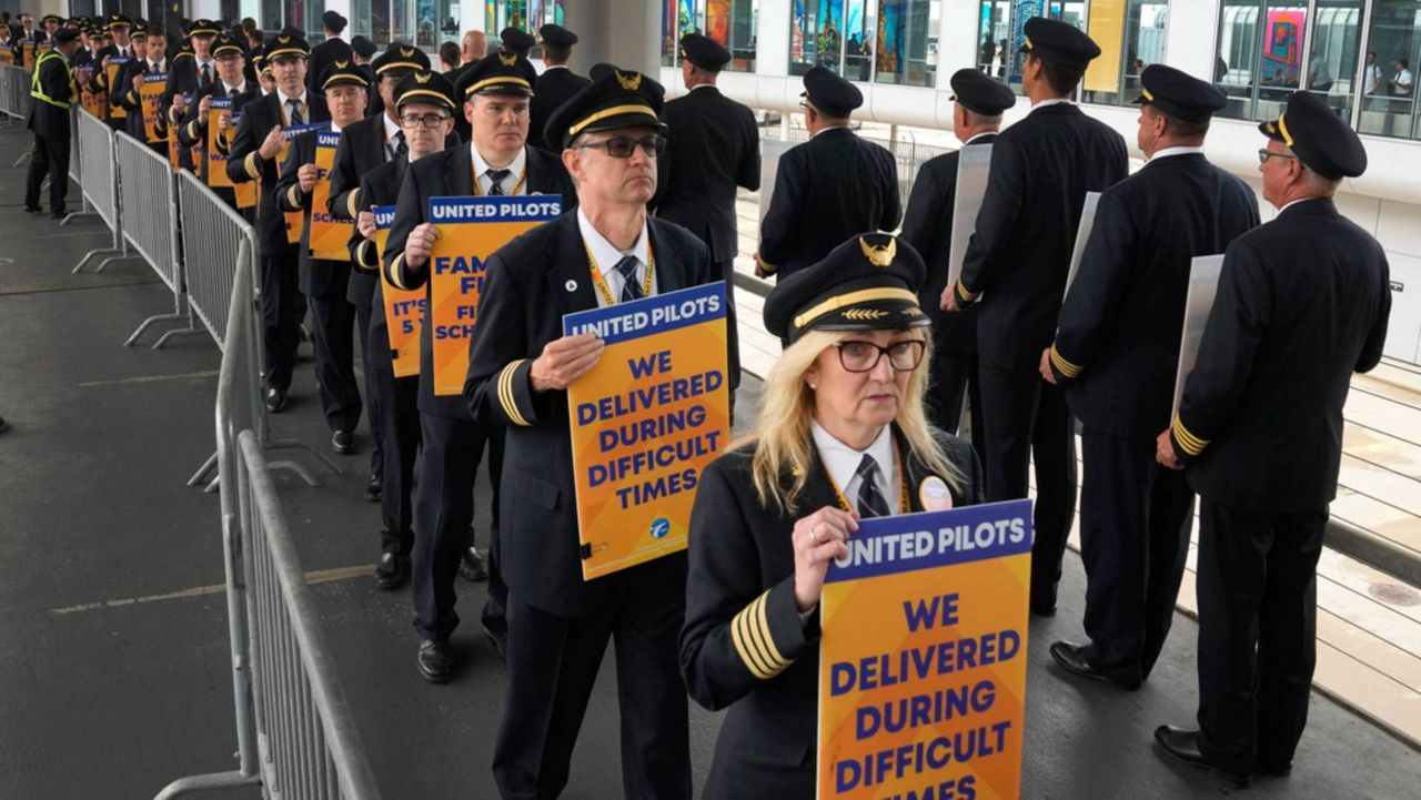 Pilots at United picket for higher pay