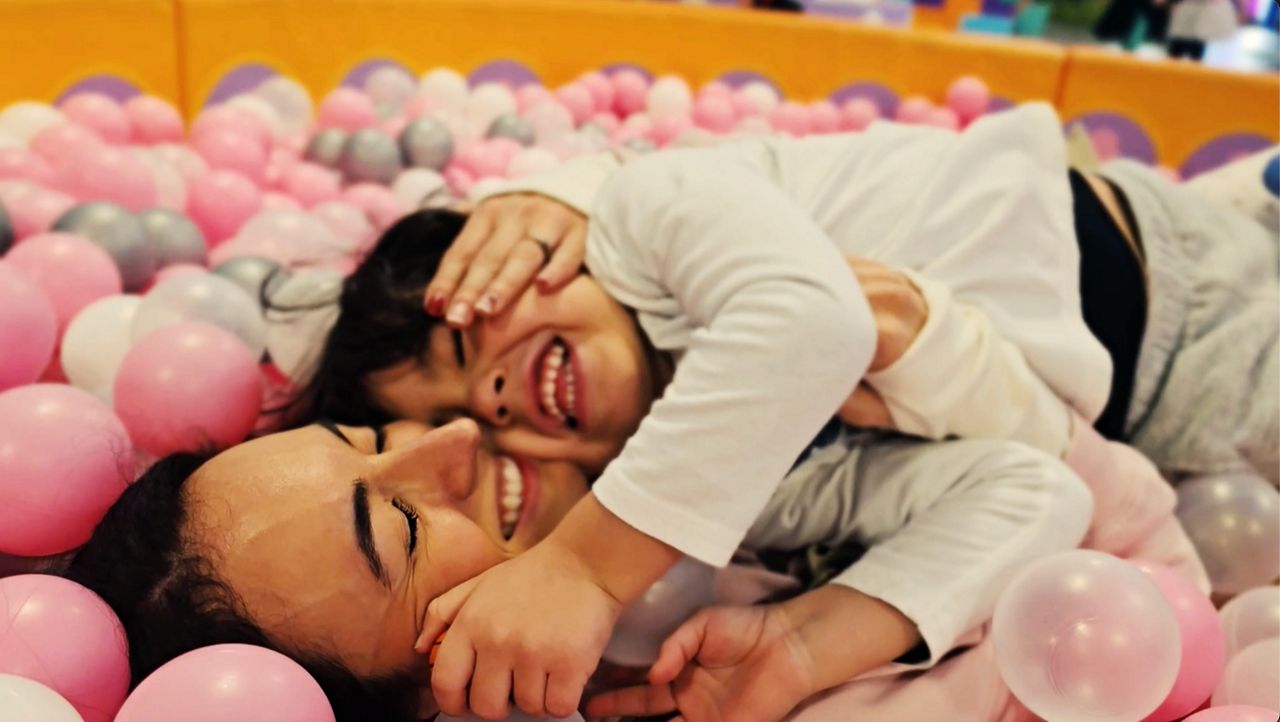 Local businesses, volunteers work to keep Wisconsinites warm during cold snaps