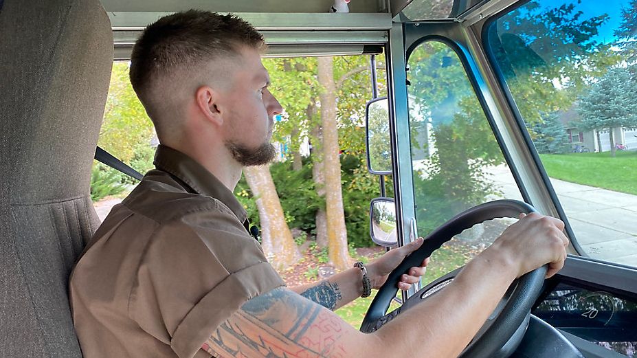 Now hiring ups hiring seasonal workers