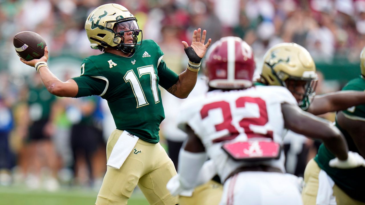 Streaking USF eyeing top spot as it hosts Charlotte