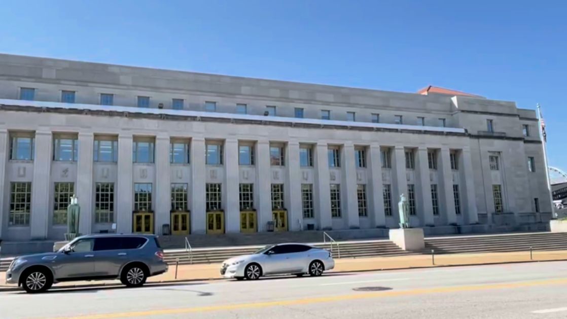 USPS mail sorting facility in downtown St. Louis. (Spectrum News/Gregg Palermo)