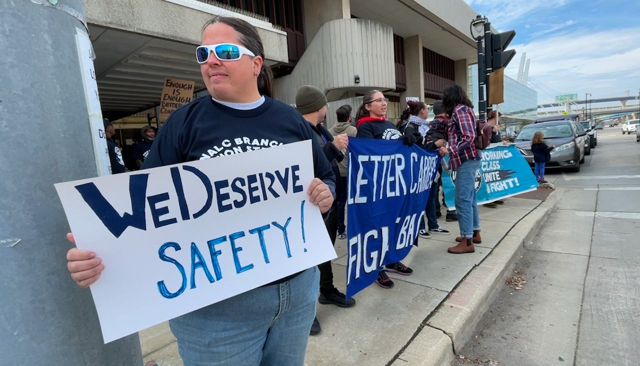Dozens of Milwaukee USPS workers rally for safety out on the job. (Spectrum News/Abbey Taylor)