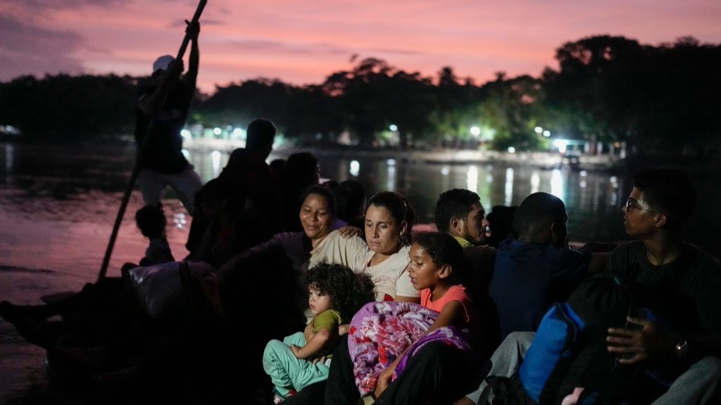 La venezolana Lisbeth Contreras abraza a sus hijos mientras cruzan el río Suchiate, fronterizo entre Guatemala y México.