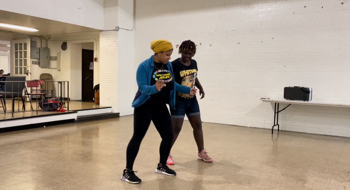 Médico de Ohio ofrece lecciones de danza caribeña a bajo costo