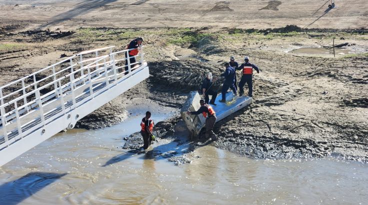 Low river levels cause docking difficulty for the Viking Mississippi. Crews are working to get a gang plank out of mud near Vicksburg, Miss. (Jean Thornton, Facebook)