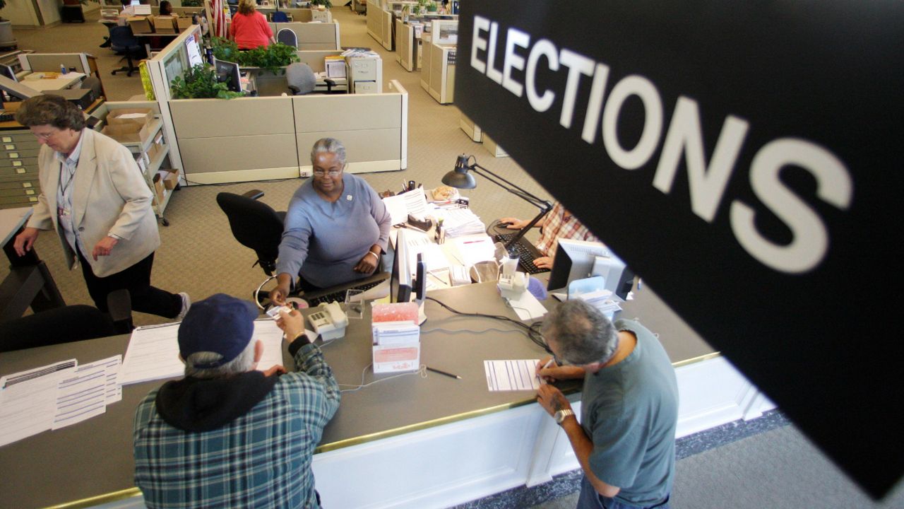 people registering to vote