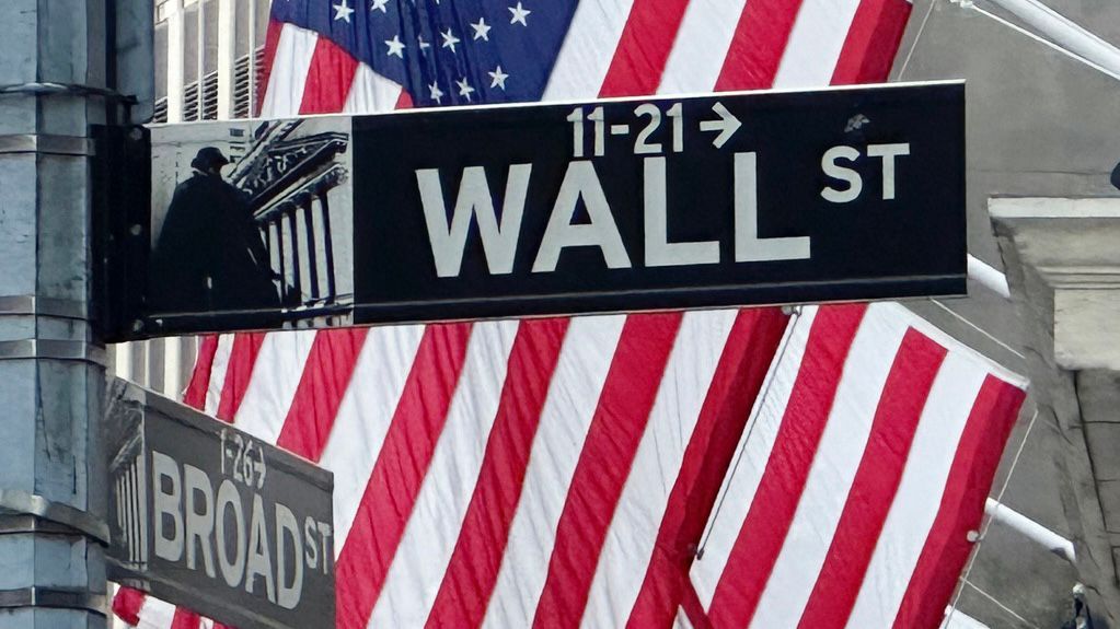 Wall Street hovers near records May 22, 2024