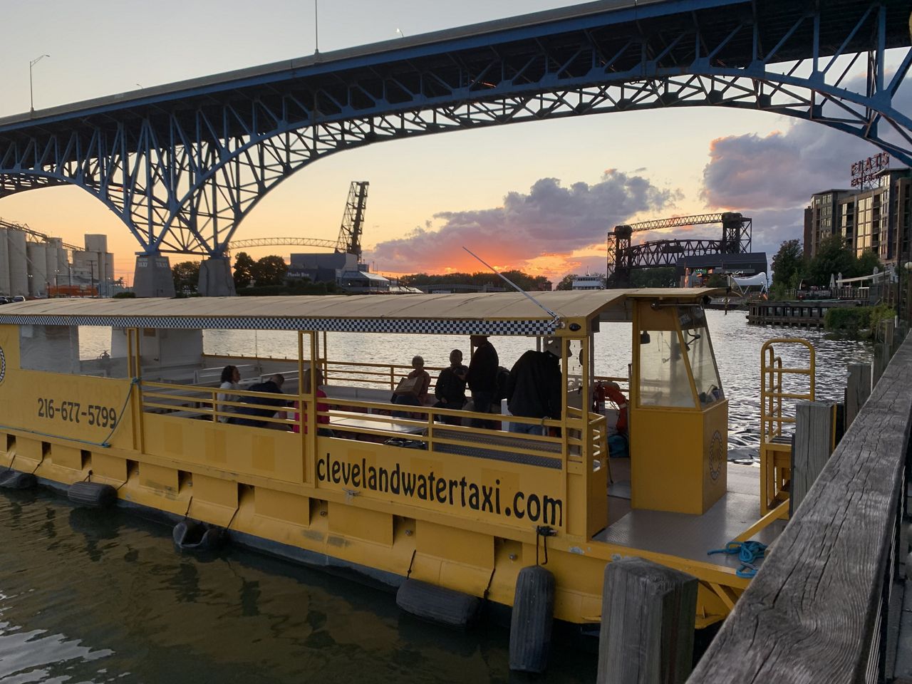 El taxi acuático de Cleveland ofrece transporte turístico en asociación con varias empresas a lo largo del paseo marítimo.