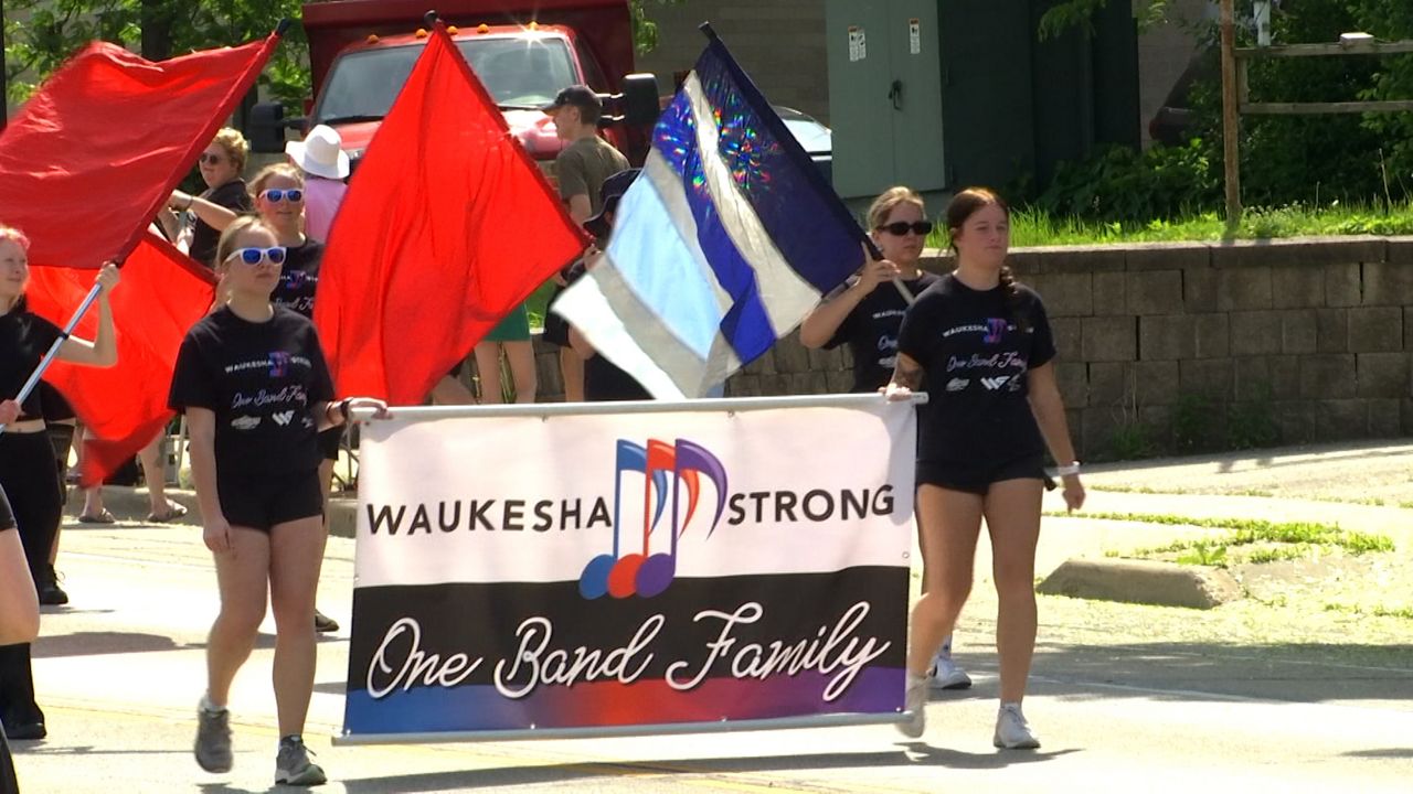 Waukesha unites for Memorial Day Parade